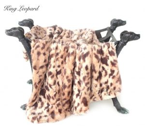 luxe collection blankets in king leopard
